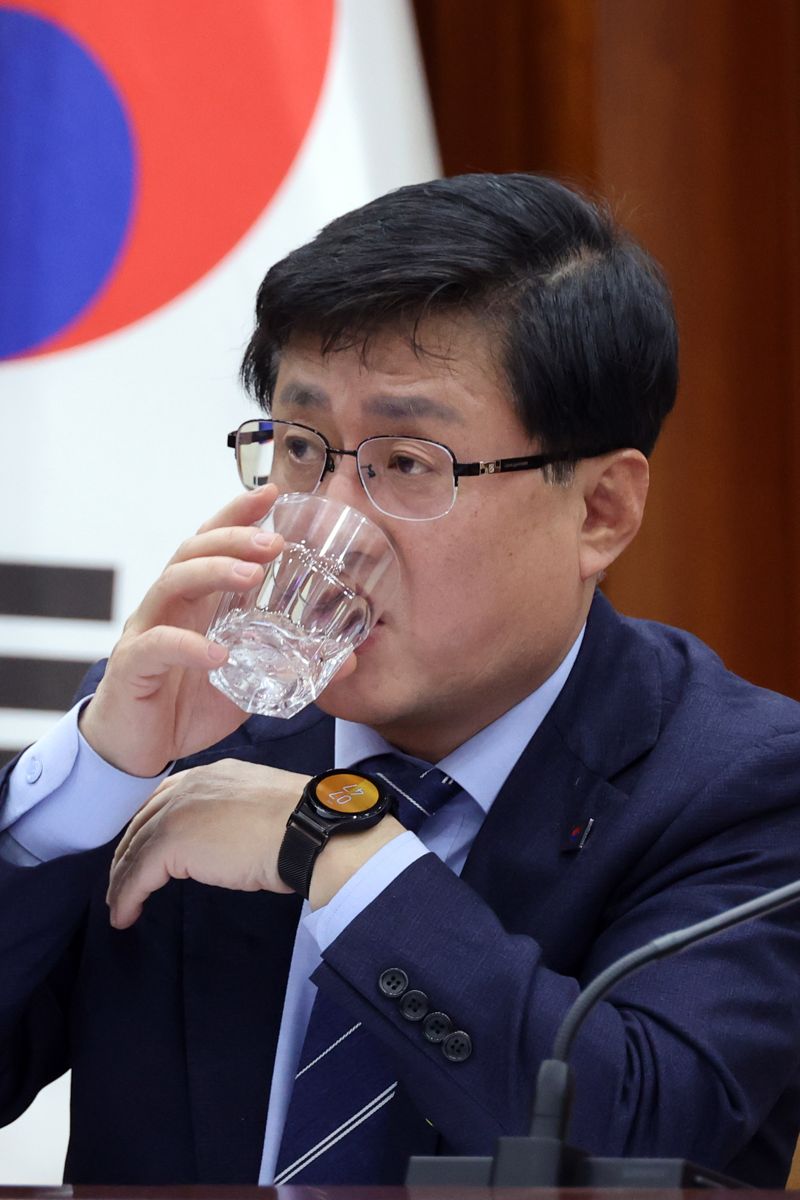 김성환 기후에너지환경부 장관이 25일 서울 종로구 정부서울청사에서 열린 경제관계장관회의에서 물을 마시고 있다. 사진=서동일 기자