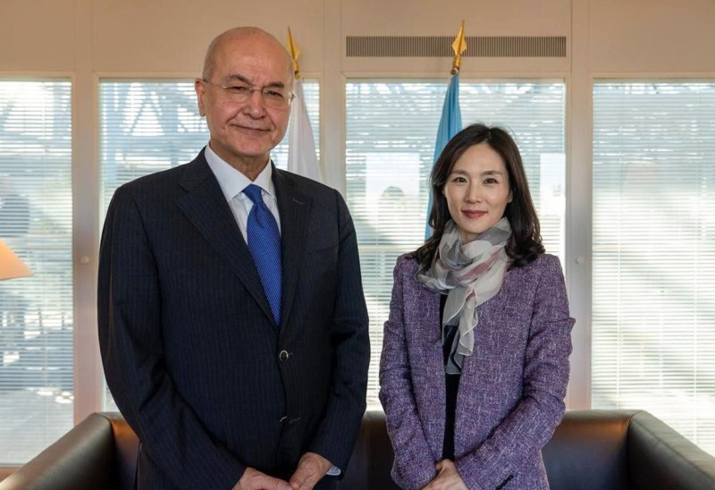 김진아 외교부 2차관(오른쪽)이 24일(현지시간) 스위스 제네바에서 바르함 살리 신임 유엔 난민최고대표와 면담한 뒤 기념 촬영하고 있다. 외교부 제공