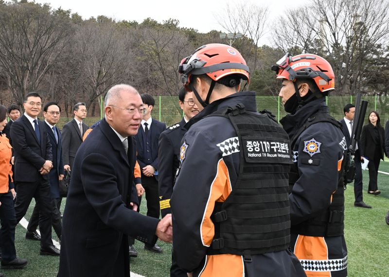 정의선 현대차그룹 회장이 지난 24일 경기 남양주에 위치한 수도권119특수구조대에서 열린 '무인소방로봇 기증 행사'에 참석한 소방관들을 격려하고 있다. 현대차그룹 제공.