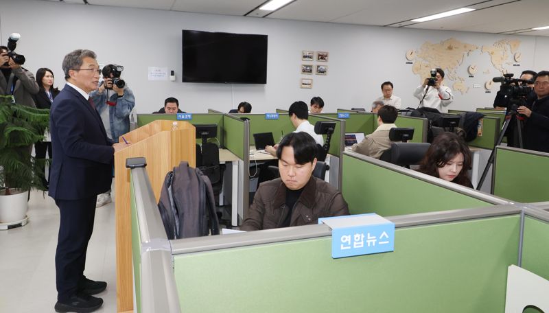 이학재 인천국제공항공사 사장이 25일 인천공항 기자실에서 기자회견을 열고 발언하고 있다. 사진=박범준 기자