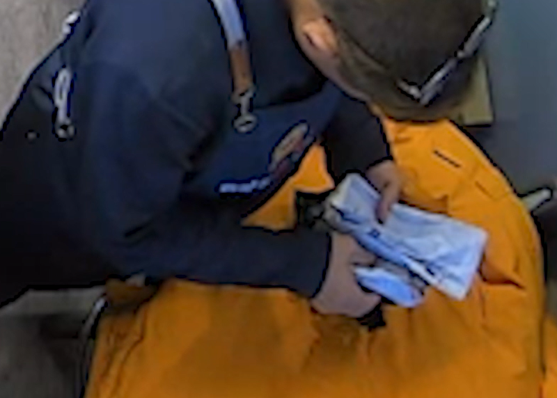 식당 주인이 피해자가 두고 간 검은 봉투를 수거해 현금 1430만원을 발견하는 모습 /사진=경기북부경찰청 제공