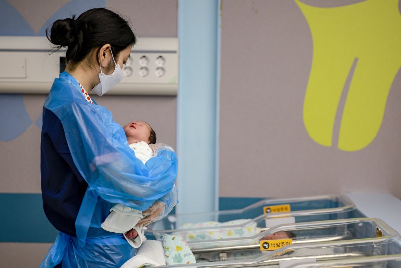 [고양=뉴시스] 정병혁 기자 = 25일 경기 고양시 CHA의과학대학교 일산차병원 신생아실에서 간호사가 신생아들을 돌보고 있다. 2025.09.25. jhope@newsis.com