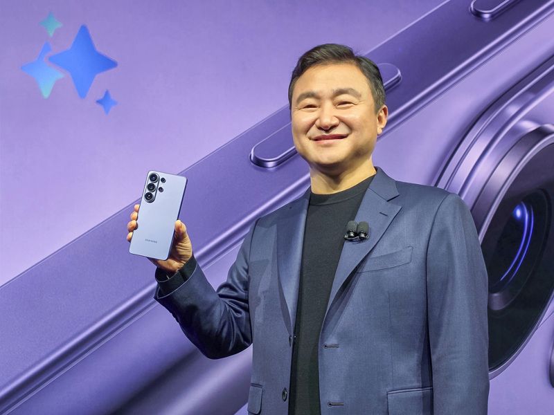 노태문 삼성전자 DX부문 대표이사가 25일(현지시간) 미국 샌프란시스코에서 열린 '갤럭시 언팩 2026' 행사에서 3세대 AI폰 '갤럭시 S26 시리즈'를 소개하고 있다. 삼성전자 제공