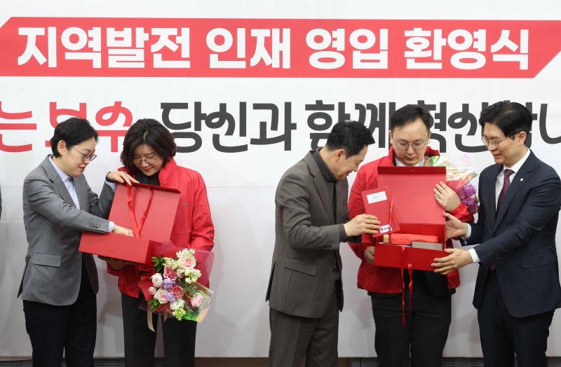 [서울=뉴시스] 조성봉 기자 = 손정화 회계사, 정진우 원전엔지니어가 25일 오전 서울 여의도 국회에서 열린 국민의힘 인재영입위원회 영입인재 환영식에서 시크릿박스를 전달받고 있다. 왼쪽부터 조지연 의원, 손 회계가, 장동혁 대표, 정 원전엔지니어, 조정훈 인재영입위원장. 2026.02.25. suncho21@newsis.com