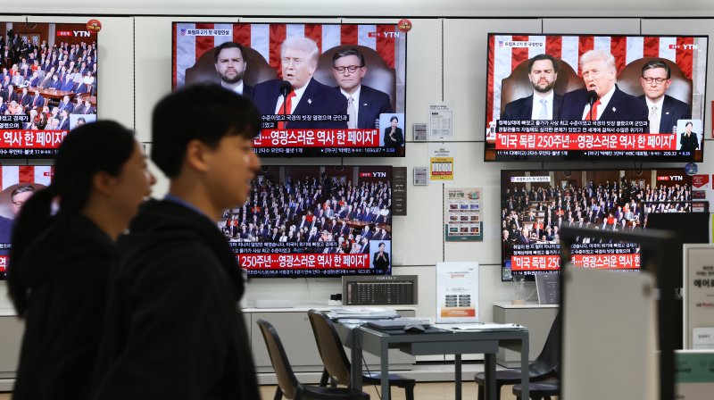 25일 서울 용산전자랜드 상가 TV 화면에 트럼프 미국 대통령의 국정연설 생중계가 나오고 있다. 뉴스1