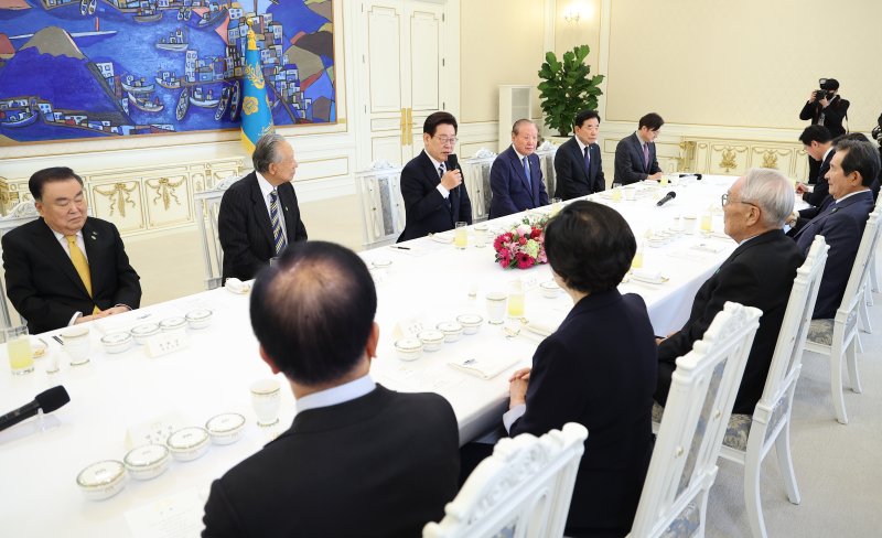 이재명 대통령이 25일 청와대에서 열린 더불어민주당 상임고문단 오찬 간담회에서 발언하고 있다. 연합뉴스