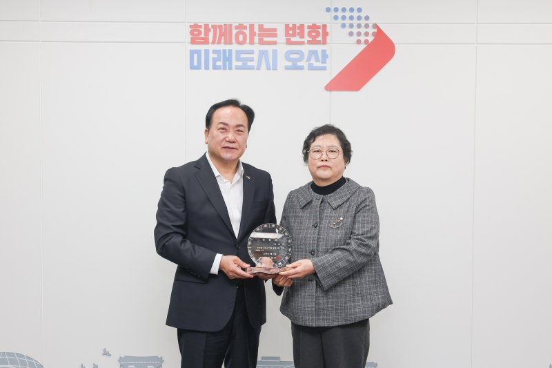 [오산=뉴시스] 오산시 이권재시장(사진 왼쪽)이 '1일 명예시장'으로 위촉된 김태연 한국장애인부모회 오산지부장과 기념사진을 찍고 있다. (사진=오산시 제공) 2026.02.25.photo@newsis.com