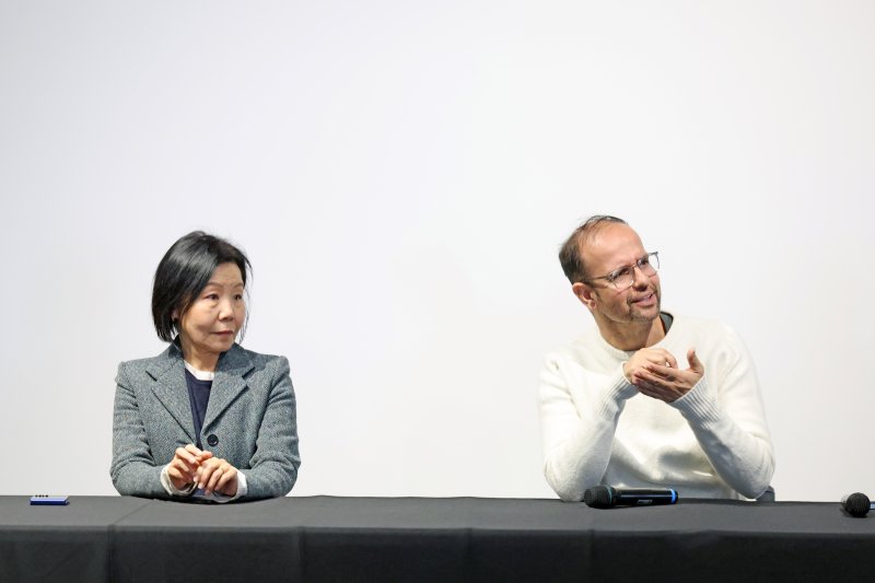 [서울=뉴시스] 박진희 기자 = 티노 세갈(Tino Seghal) 작가와 김성원 리움미술관 부관장이 25일 서울 용산구 리움미술관에서 국내 첫 개인전 언론공개회를 하고 있다. 2026.02.25. pak7130@newsis.com