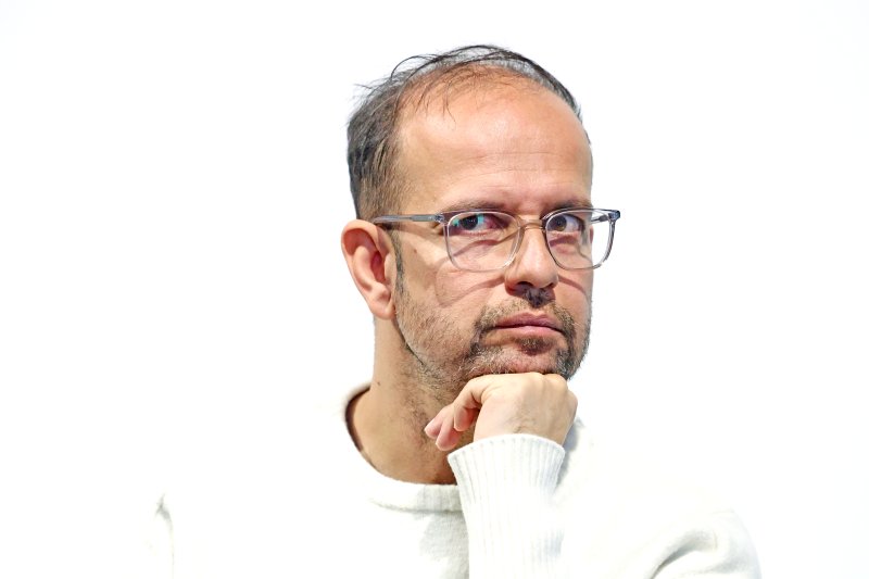 [서울=뉴시스] 박진희 기자 = 티노 세갈(Tino Seghal) 작가가 25일 서울 용산구 리움미술관에서 국내 첫 개인전 언론공개회를 하고 있다. 작가 세갈은 ‘물질적 대상이 없는 예술이 어떻게 존재할 수 있는가’를 화두로, 예술을 자본주의적 생상 방식에서 분리하여 기록이나 물질적 오브제도 생산하지 않는 비물질적인 가치의 독창적인 시각 작업을 하고 있다. 2026.02.25. pak7130@newsis.com