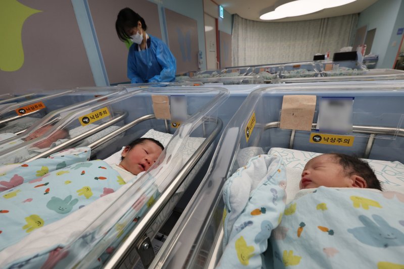 28일 경기 고양시 일산차병원 신생아실에서 간호사가 아기를 돌보고 있다. 사진=뉴스1