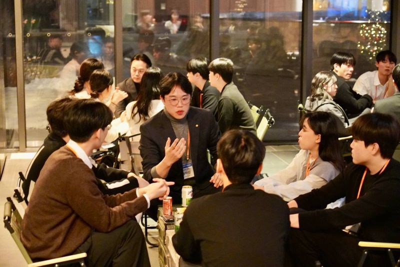 한화손보 취업캠프 참가자들이 네트워킹 시간을 갖고 있다.한화손보 제공 /사진=파이낸셜뉴스 사진DB
