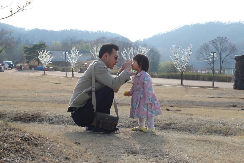 큰 딸 재인이와 함께 있는 안효원씨의 모습 /사진=안효원씨 제공