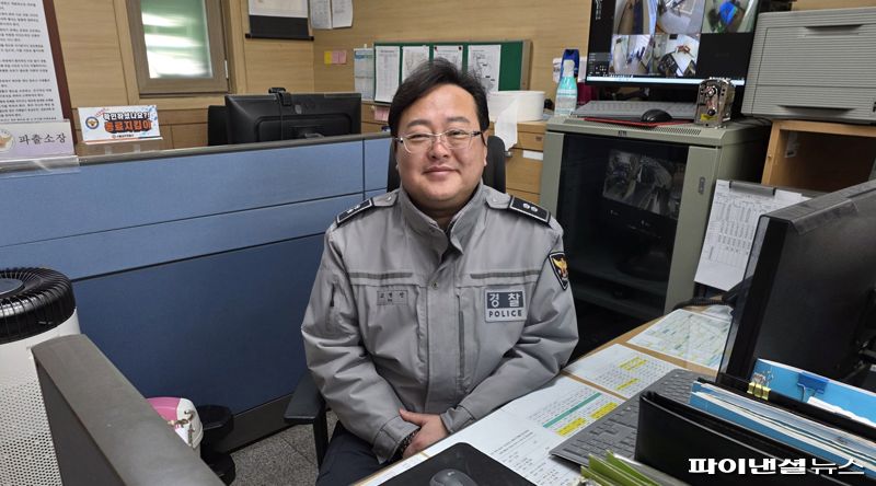 25일 서울 금천경찰서 독산파출소에서 고병진 경감이 업무 자리에서 포즈를 취하고 있다. 사진=박성현 기자