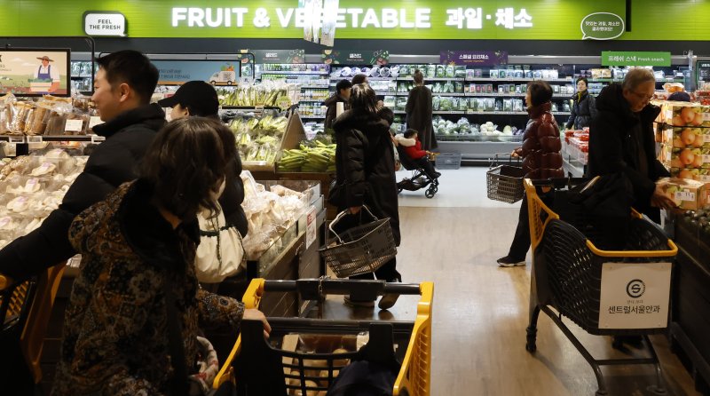 [서울=뉴시스] 김혜진 기자 = 서울 시내 한 대형마트에서 시민들이 장을 보고 있다. 2026.02.09. jini@newsis.com