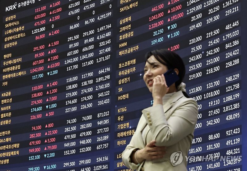 한국거래소 홍보관 전광판의 종목별 주가 현황 (출처=연합뉴스)