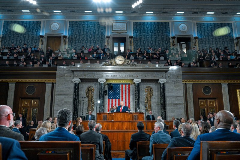 [워싱턴=AP/뉴시스] 도널드 트럼프 미국 대통령이 24일(현지 시간) 워싱턴 국회의사당 하원 본회의장에서 열린 상·하원 합동회의에서 집권 2기 첫 국정연설(State of the Union)을 하고 있다. 2026.02.25.