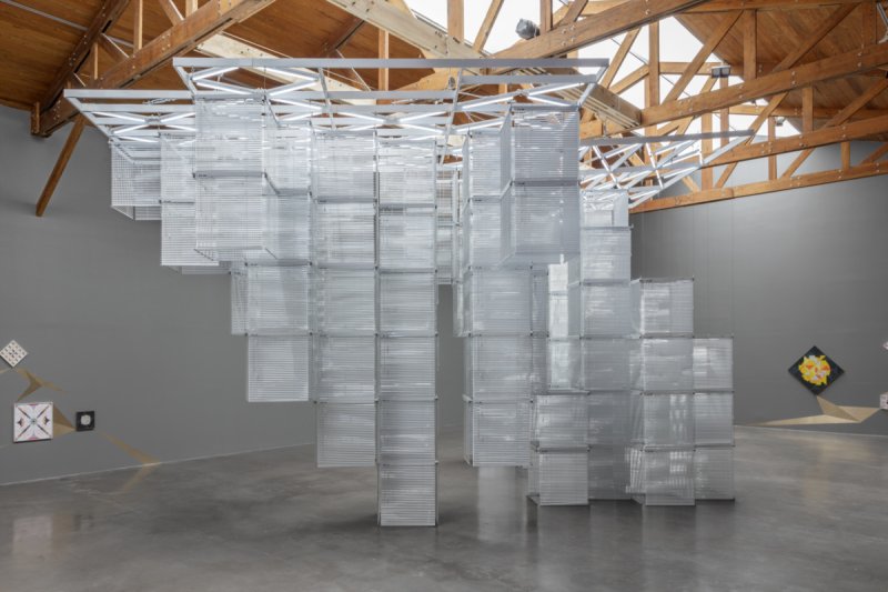 〈솔 르윗 뒤집기 – 1078배로 확장·복제하여 다시 돌려 놓은 K123456 Sol LeWitt Upside Down – K123456, Expanded 1078 Times, Doubled and Mirrored〉 2015 Aluminum venetian blinds, powder-coated aluminum hanging structure,steel wire rope, fluorescent tubes, cable Dimensions variable 《장식과 추상Ornament and Abstraction》 전시전경 멕시코 멕시코