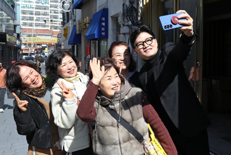 한동훈 전 국민의힘 대표가 25일 오후 대구 중구 교동 패션주얼리특구를 찾아 시민들과 기념촬영을 하고 있다. 2026.2.25 ⓒ 뉴스1 공정식 기자