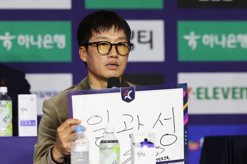 [서울=뉴시스] 권창회 기자 = 이정효 수원삼성 블루윙즈 감독이 25일 서울 서대문구 스위스그랜드호텔에서 열린 2026 K리그2 개막 미디어데이에서 올시즌 각오를 밝히고 있다. 2026.02.25. kch0523@newsis.com /사진=뉴시스