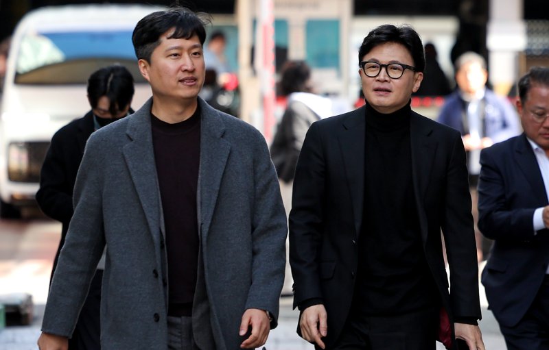 [대구=뉴시스] 이무열 기자 = 한동훈 전 국민의힘 대표가 25일 대구 중구 대구패션주얼리특구를 방문해 이동하고 있다. 2026.02.25. lmy@newsis.com