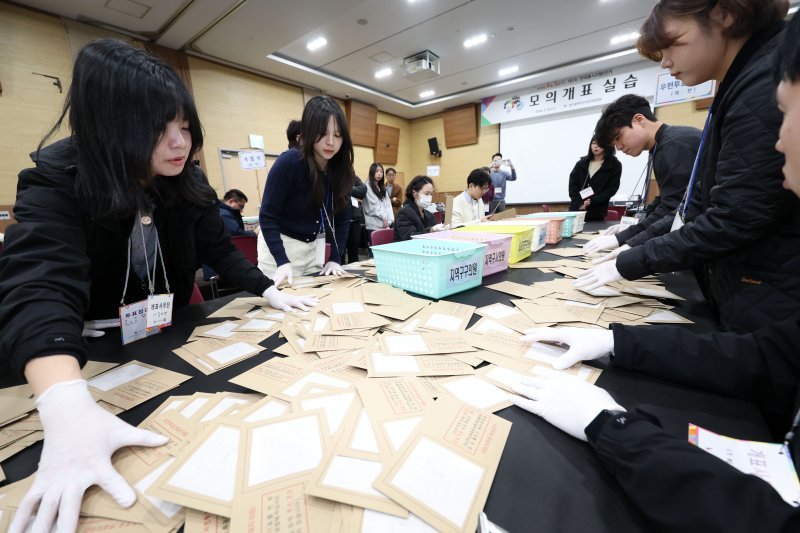 6·3 지방선거를 98일을 앞둔 25일 광주 서구 김대중컨벤션센터에서 열린 선거관리위원회의 모의 개표 실습에서 우편 투표 분류 정리 작업 이뤄지고 있다. 2026.2.25 ⓒ 뉴스1 이승현 기자