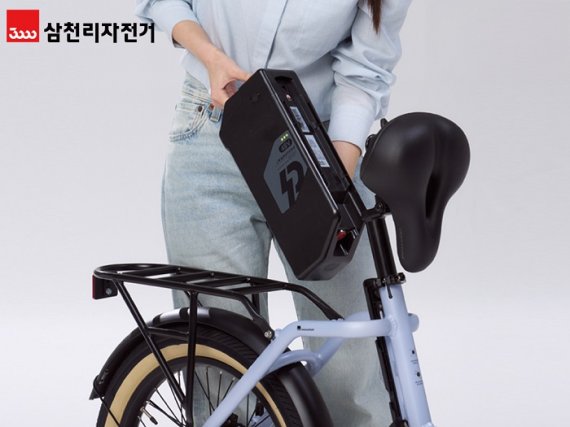 삼천리자전거의 전기자전거 배터리를 탈부착하는 모습