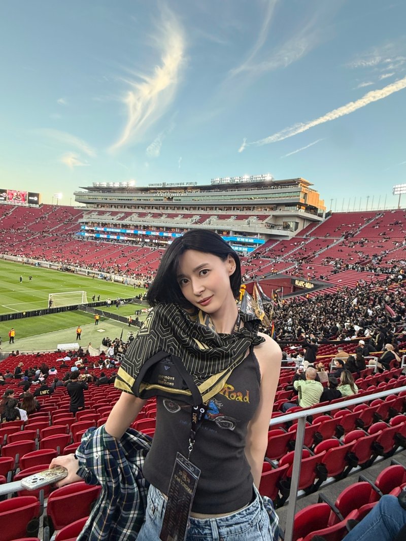 권나라, 손흥민 보러 LA로 떠났다…유니폼 입고 드러낸 인형 미모 [N샷]