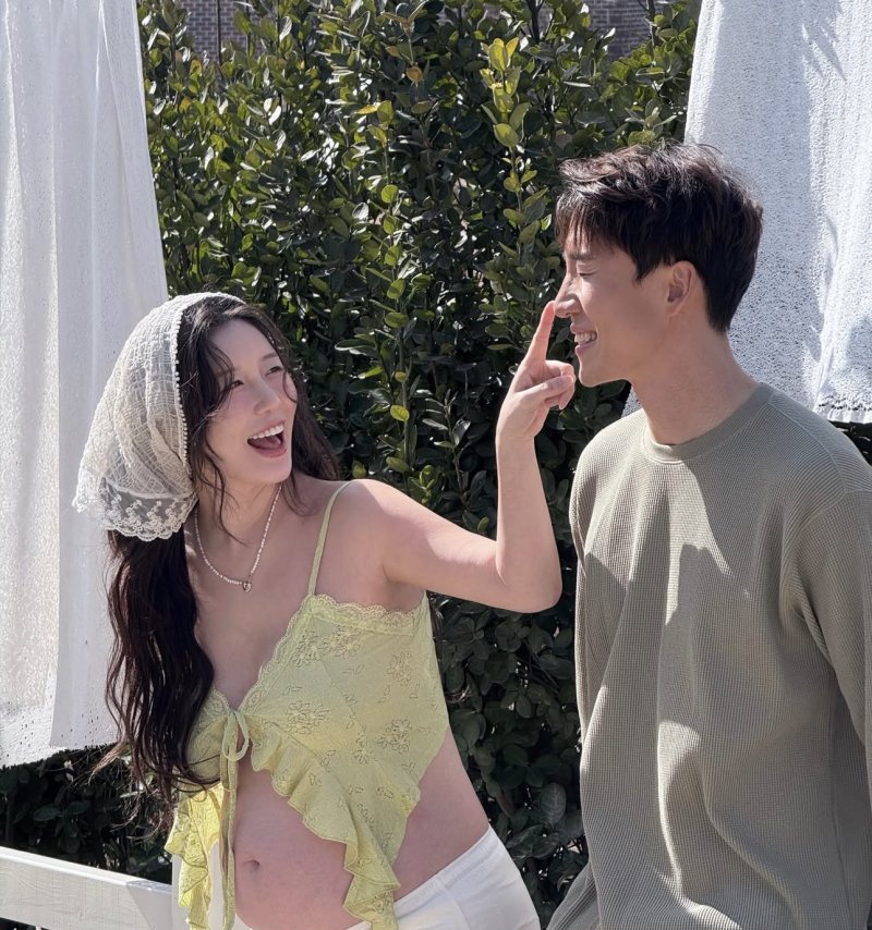 둘째 임신 나비, 완벽 D라인…남편과 다정한 투샷