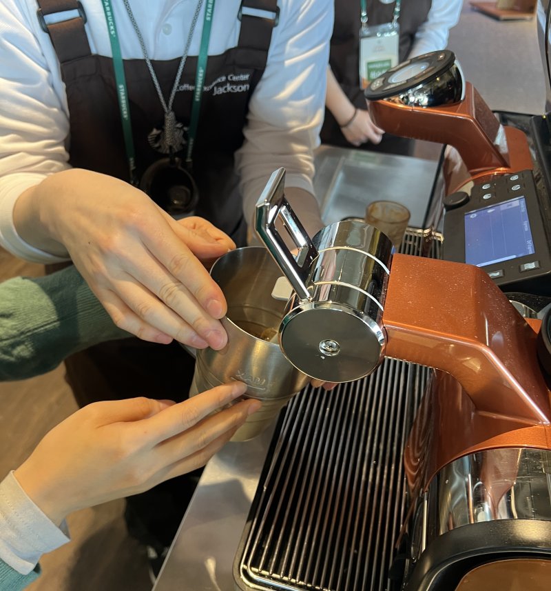 25일 기자가 직접 제조한 에어로카노 상단에 거품이 쌓여 있다. 사진=박경호 기자