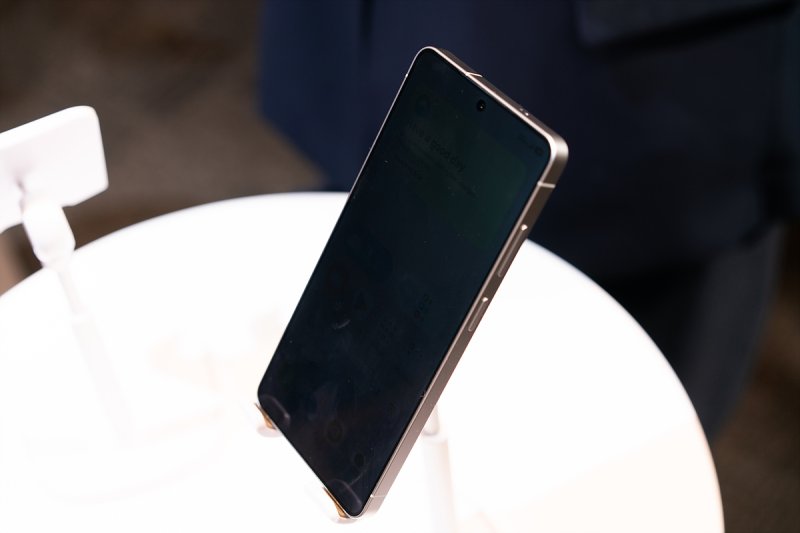 '갤럭시S26' 프라이버시 디스플레이 기능 작동 모습. 정면 각도가 아닐 경우 보안 필름을 붙인 것처럼 화면이 제대로 보이지 않는다. 2026.2.25 ⓒ 뉴스1 이기범 기자