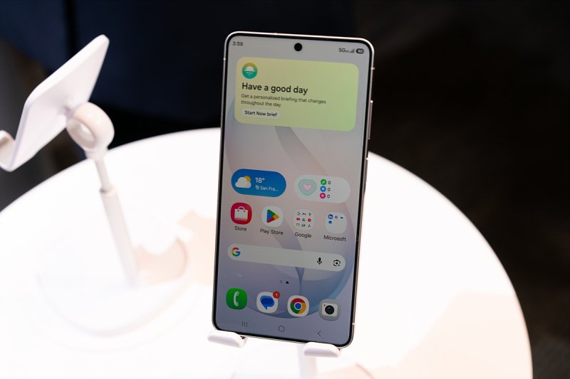 '갤S26 울트라' 직접 써보니…보안 필름 없이도 '훔쳐보기' 차단