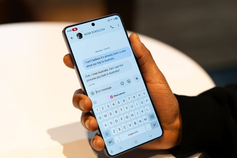 갤럭시S26 나우 넛지 기능. 문자 메시지를 주고 받는 도중 AI가 알아서 필요한 사진을 제안해준다. 2026.2.25 ⓒ 뉴스1 이기범 기자