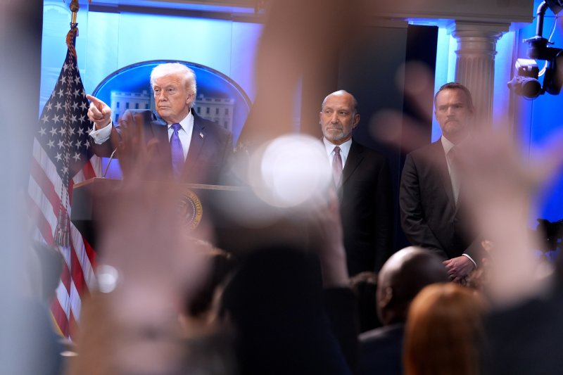 [워싱턴=AP/뉴시스]도널드 트럼프 미국 대통령이 20일(현지 시간) 백악관에서 대법원 관세 판결 관련 기자회견을 열고 발언하고 있다. 2026.02.21.