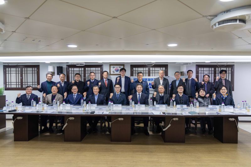 국제해양문제연구소 북극해연구센터 개소 기념 선상 좌담회 참석자들이 단체 기념촬영을 하고 있다. 국립한국해양대학교 제공