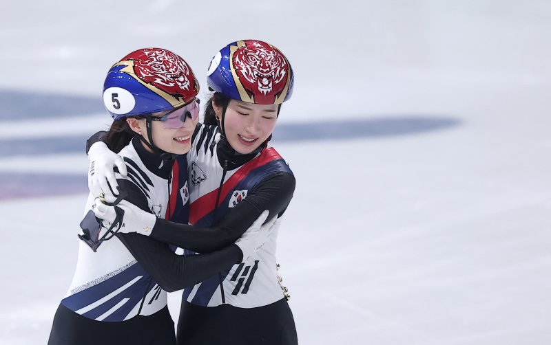 쇼트트랙 여자 대표팀의 최민정(왼쪽)과 김길리. ⓒ 뉴스1 김성진 기자