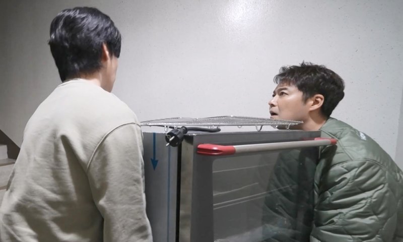 전현무, 안재현 대형 오븐 배송 중 계단 등장…현관서 또 난관