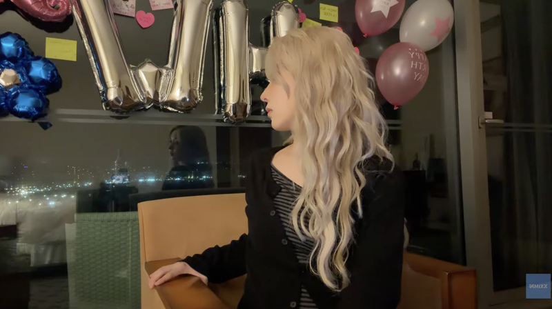 그룹 엔믹스 멤버 해원이 공연을 위해 찾은 칠레에서 생일 기념 라이브 방송을 하던 중 정체불명의 레이저 공격을 받는 일이 발생했다. 레이저 빛이 얼굴 주변을 비추자 놀란 해원이 뒤를 돌아 창밖을 보고 있다. /사진=유튜브 채널 '엔믹스' 캡처