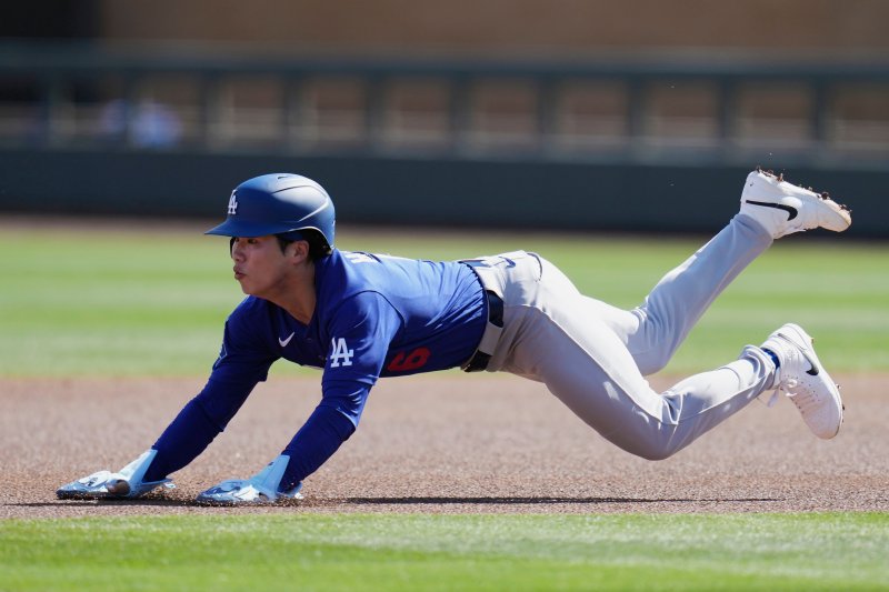 LA 다저스의 중견수 김혜성이 25일(현지 시간) 미 애리조나주 스코츠데일 솔트리버필드에서 애리조나 다이아몬드백스와 시범 경기 1회 초 우전안타 진루 후 2루를 훔치고 있다. 김혜성은 5회 말 교체까지 3타수 2안타 1타점 1득점 2도루로 활약했고, 팀은 10-7로 승리했다.뉴시스