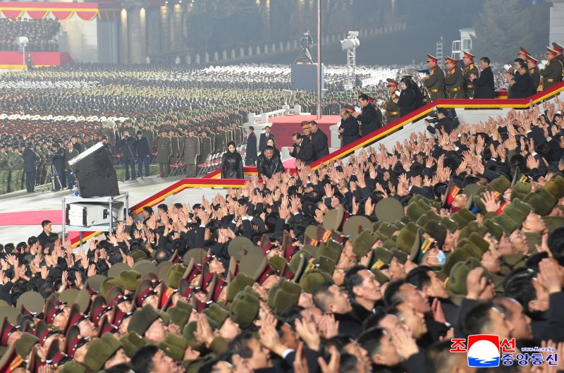 북한 노동당 제9차대회기념 열병식이 지난 25일 밤 평양 김일성광장에서 열렸다고 조선중앙통신이 26일 보도했다. 조선중앙통신 캡처