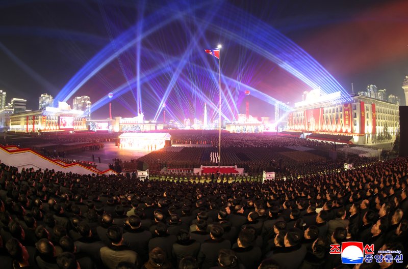 북한 노동당 제9차대회기념 열병식이 지난 25일 밤 평양 김일성광장에서 열렸다고 조선중앙통신이 26일 보도했다. 조선중앙통신 캡처