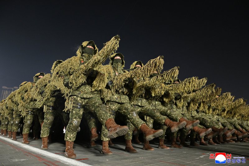 북한 노동당 제9차대회기념 열병식이 지난 25일 밤 평양 김일성광장에서 열렸다고 조선중앙통신이 26일 보도했다. 조선중앙통신 캡처