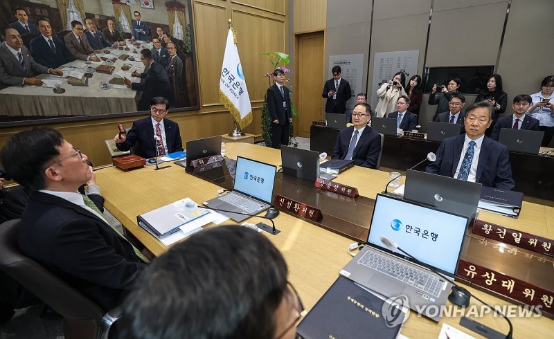 의사봉 두드리는 이창용 한국은행 총재 (출처=연합뉴스)