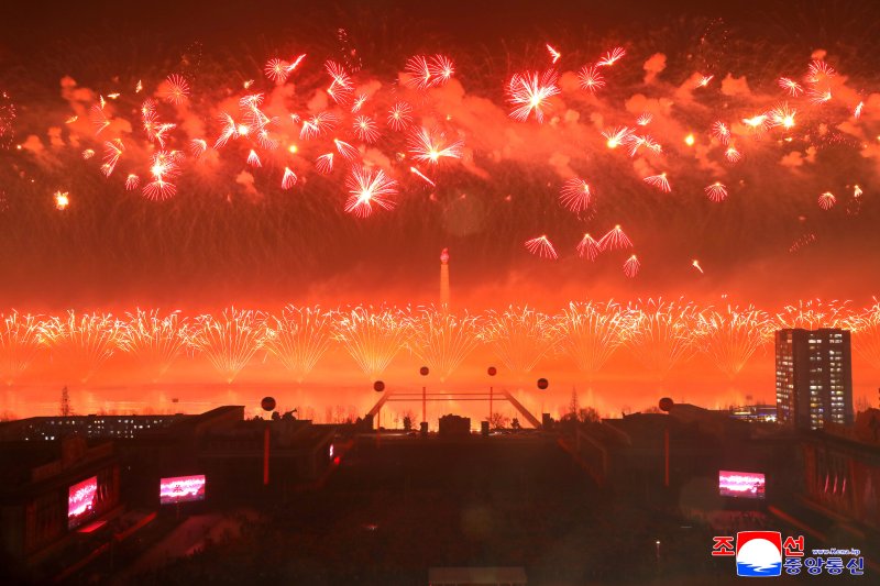 북한은 지난 25일 밤 평양 김일성광장에서 노동당 제9차대회 기념 열병식에 이어 축포야회 '번영하라 조국이여'가 진행됐다고 조선중앙통신이 26일 보도했다. 조선중앙통신 캡처