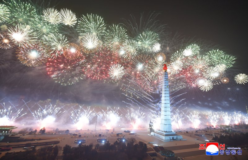 북한은 지난 25일 밤 평양 김일성광장에서 노동당 제9차대회 기념 열병식에 이어 축포야회 '번영하라 조국이여'가 진행됐다고 조선중앙통신이 26일 보도했다. 조선중앙통신 캡처