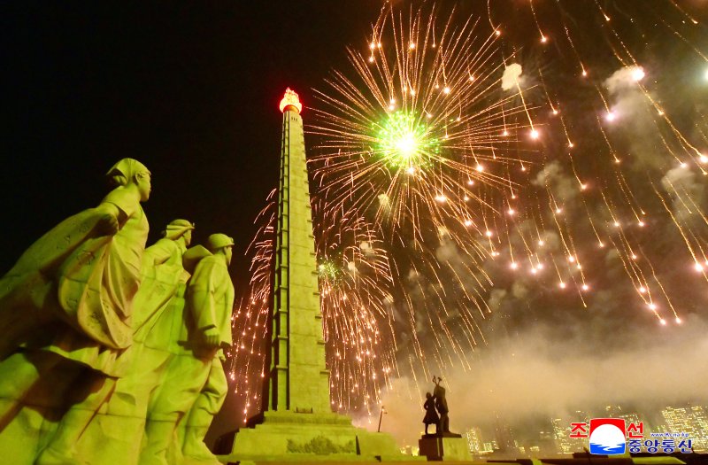 북한은 지난 25일 밤 평양 김일성광장에서 노동당 제9차대회 기념 열병식에 이어 축포야회 '번영하라 조국이여'가 진행됐다고 조선중앙통신이 26일 보도했다. 조선중앙통신 캡처