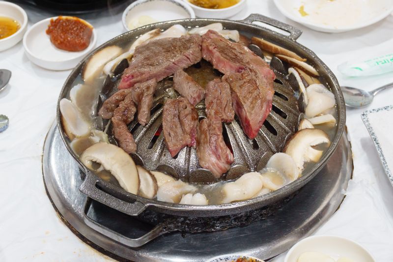 한우, 표고버섯, 키조개 관자를 함께 구워먹는 장흥삼합