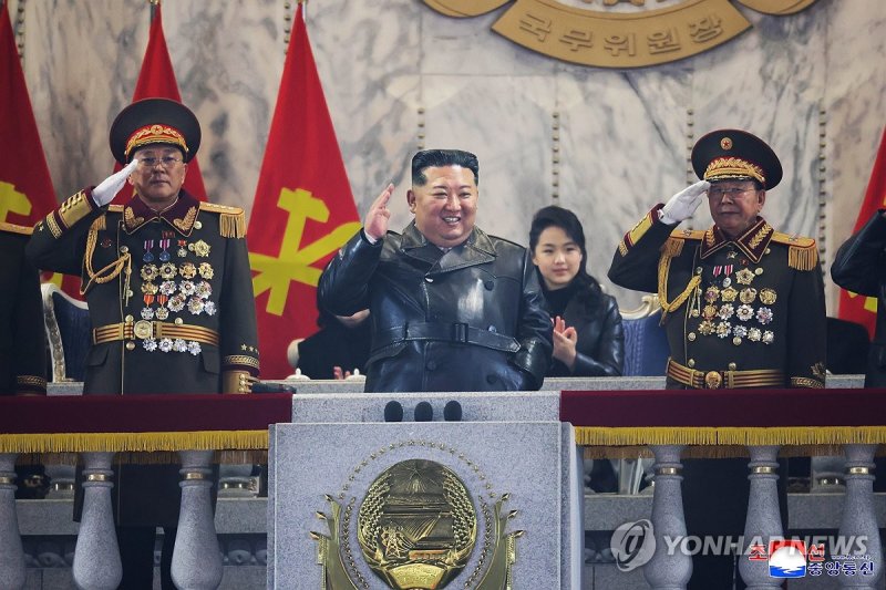 김정은, 딸 주애와 당 대회기념 열병식 참석 (출처=연합뉴스)