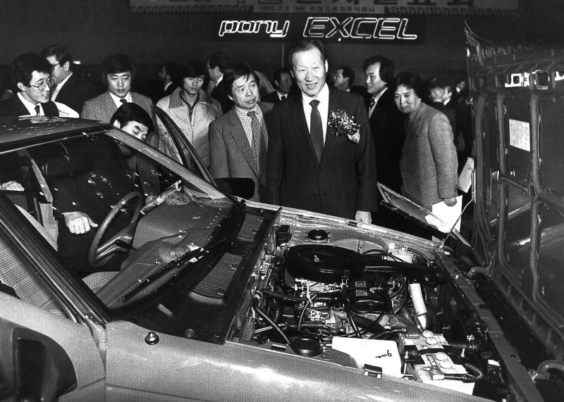 포니 앞에 있는 정주영 창업회장. 사진=현대차그룹 제공