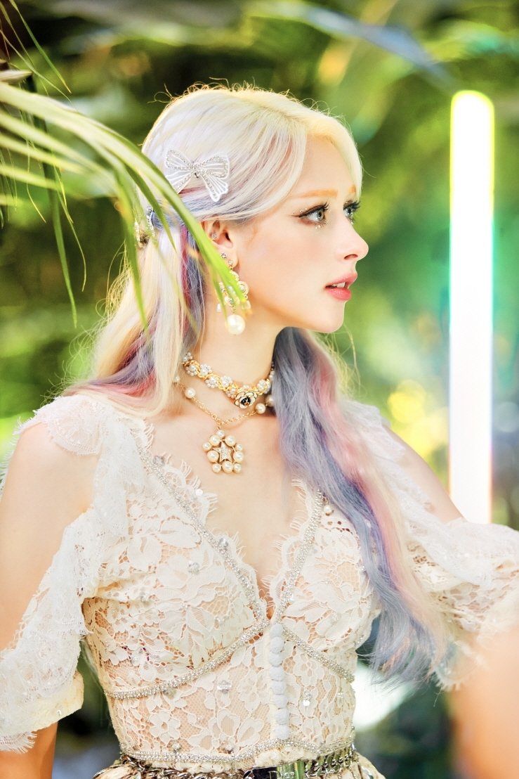 브라질 룰라 대통령, K-팝 걸그룹 멤버에 '손등 키스'