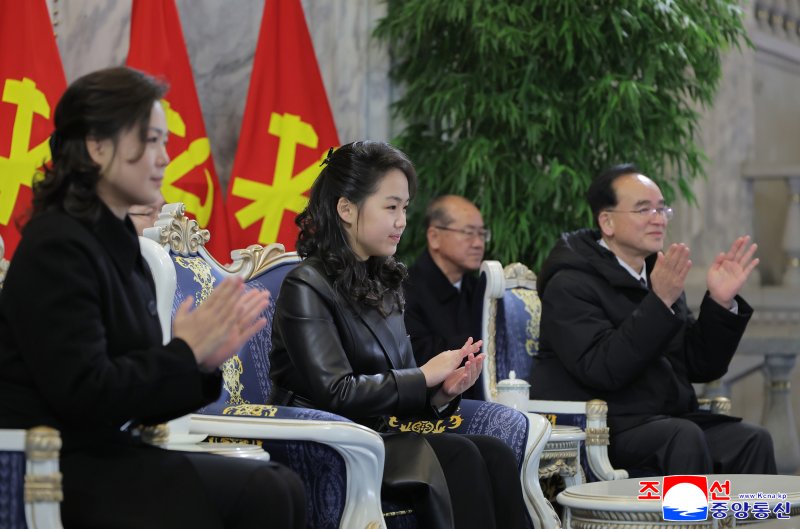 김정은 국무위원장의 딸 주애(가운데)가 지난 25일 평양 김일성광장에서 열린 노동당 제9차대회 기념 열병식에 웨이브 머리를 하고 참석해 박수를 치고 있다. 조선중앙통신 캡처